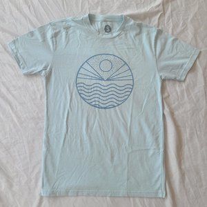 Wohven: Light Blue T-Shirt with Boho Sunrise and Ocean Graphic